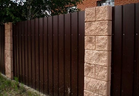 Забор из бетонных блоков