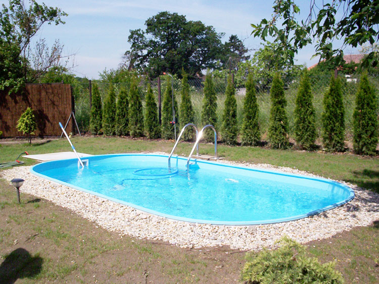 бассейн возле дома