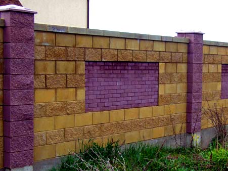 забор из бетонных блоков 