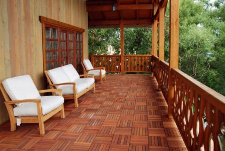 деревянная терраса с мебелью