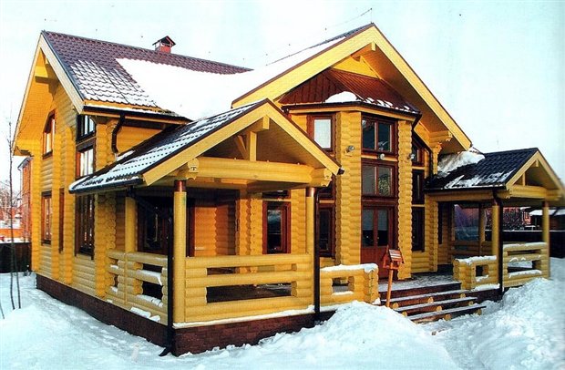 деревянный дом зимой