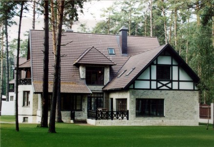 дом с коричневой крышей