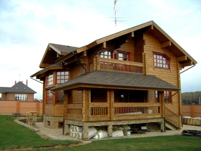 двухэтажный деревянный дом