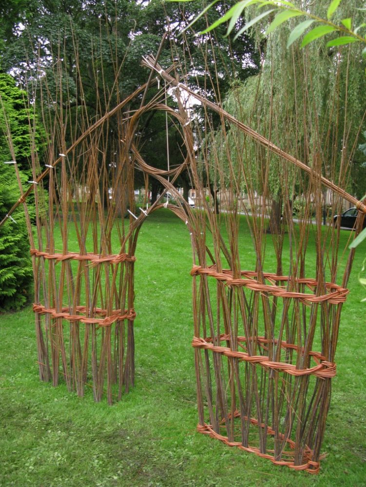 Опоры из подручных материалов. Шпалера из прутьев. Декор из прутьев в саду. Плетеная арка для сада. Шпалера в саду.