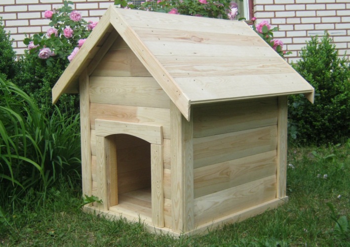Изготовление утепленных будок для собак из качественных лесоматериалов
