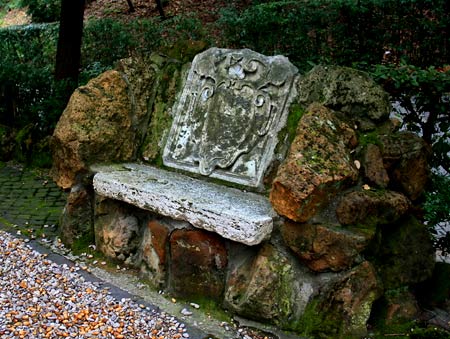 каменная скамейка на дачном участке
