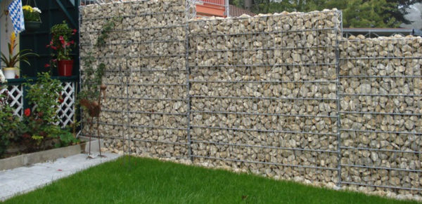 каменный забор 