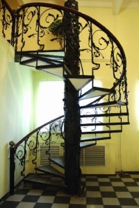 металлическая лестница с коваными перилами