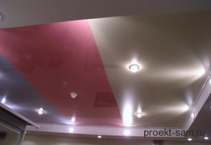 натяжной потолок со встроенными светильниками