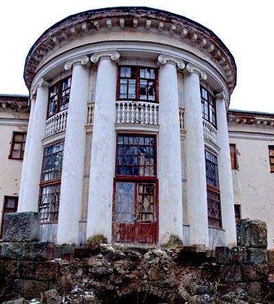 фасад дома с колоннами 
