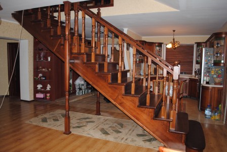 прямая деревянная лестница